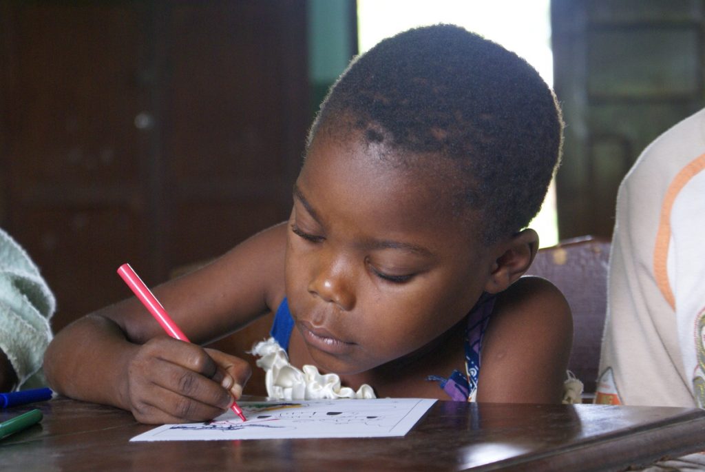 Bimbo africano a scuola